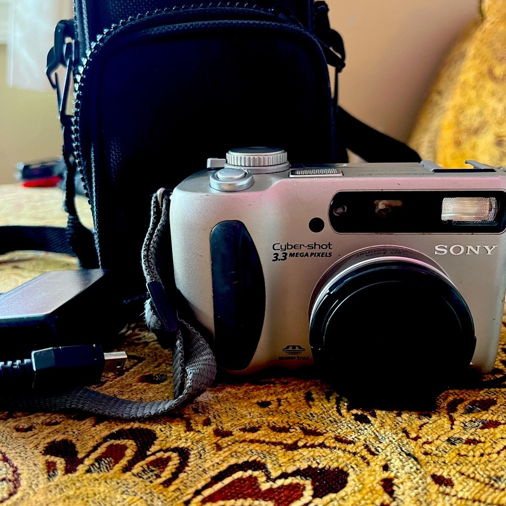 SONY Cyber-shot Digital Camera DSC-S75 3.3MP, CARL ZEISS Lens